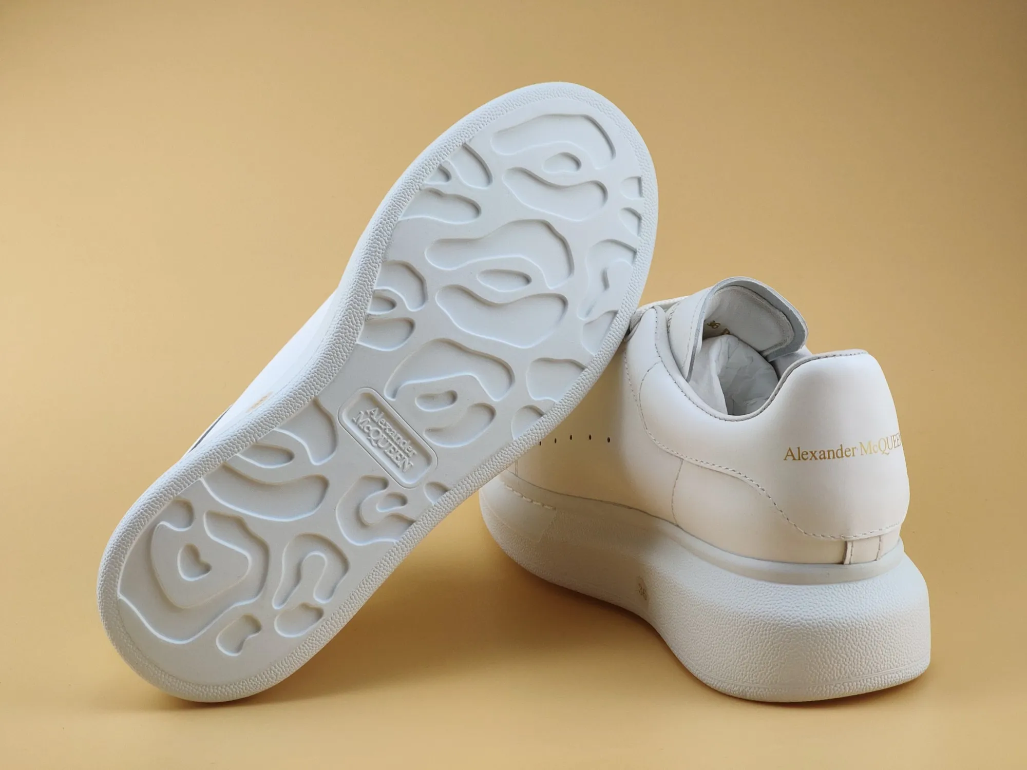 👟👟Ex-factory price 480 👟👟 ALEXANDER MQUEEN (McQueen) 🎉The highest quality silk cowhide version on the market🎊, imported water-dyed sheepskin inside, 1:1 replica at the counter, star style T stage catwalk, a must-have for fashionistas , the original high-temperature and ultra-clear air pressure logo on the foot, absolutely counter-matched version, the arc of the back bag is truly genuine 0⃣ difference, using an exclusive privately molded double-layer vacuum outsole, which is light on the foot and has excellent rebound! Running🏃✈The first choice item for outdoor sports💅💅Trend and fashion coexist📣Female style: 35-39, male style: 39-44 with original packaging